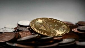 Bitcoin Münze mit Kleingeld