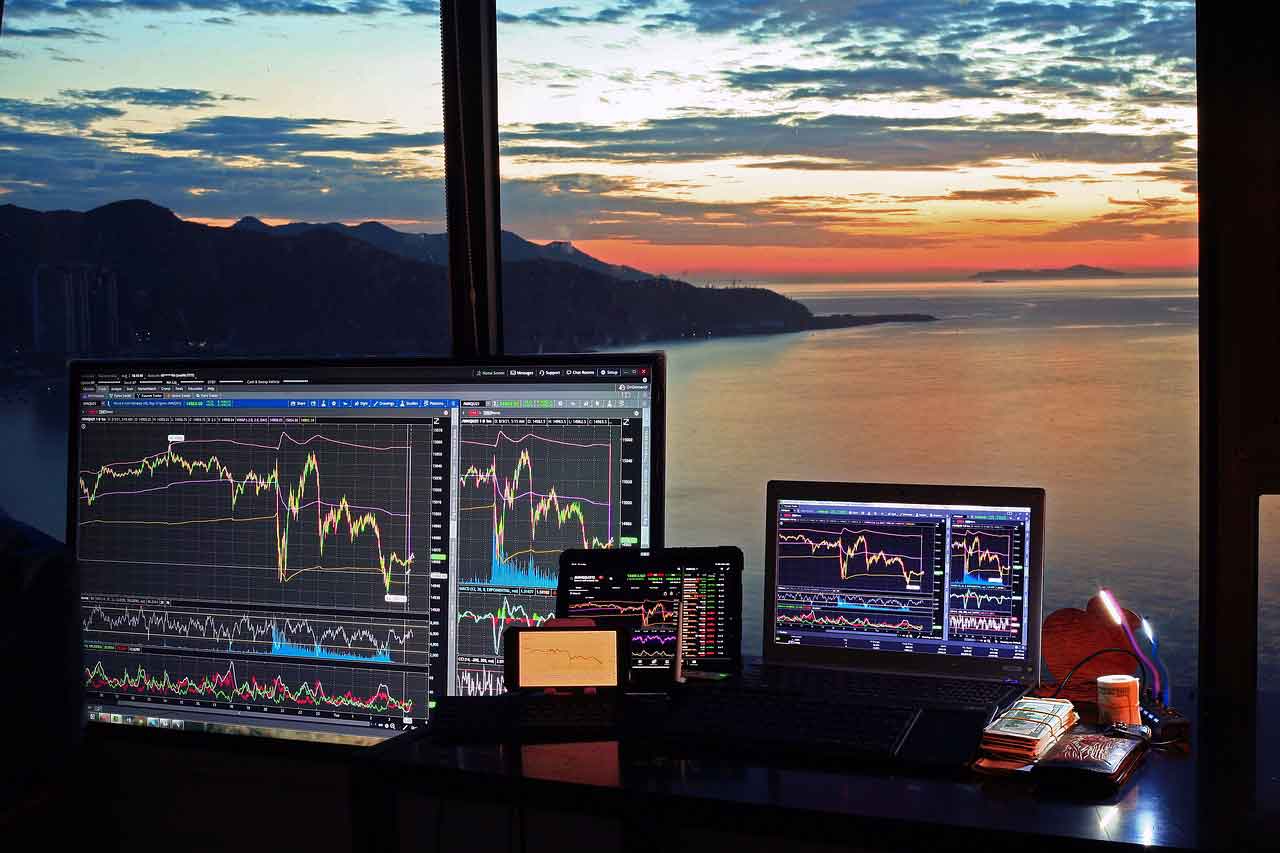 Trading Desk mit Aktien-Charts