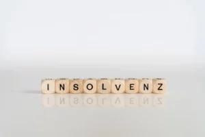 Der Schriftzug Insolvenz auf Spielsteinen