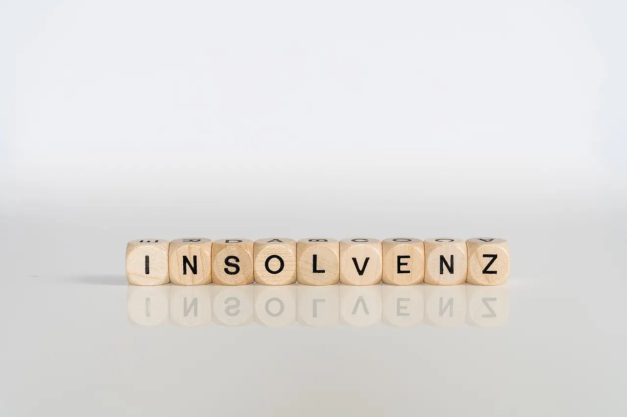 Der Schriftzug Insolvenz auf Spielsteinen